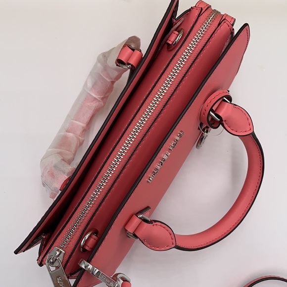 MICHAEL KORS SHEILA SMALL CENTER
ZIP SATCHEL/ CROSSBODY TEA ROSE
COLOR - Picture 13 of 16